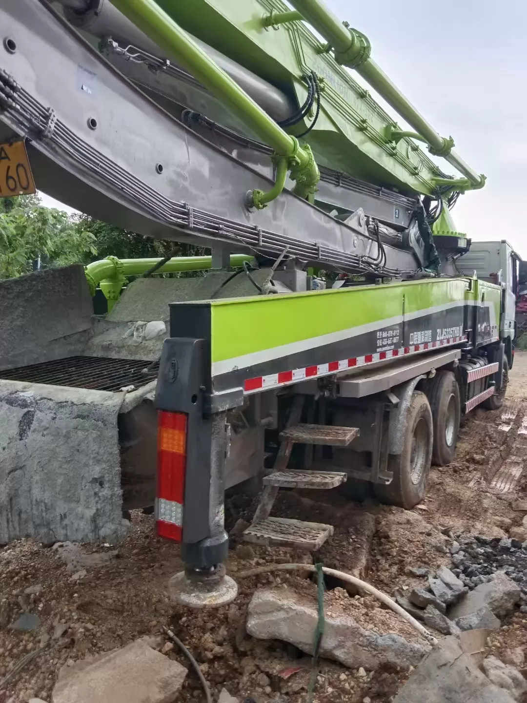 2013 zoomlion boom pump 47m carro com bomba de concreto montado em caminhão no chassi benz