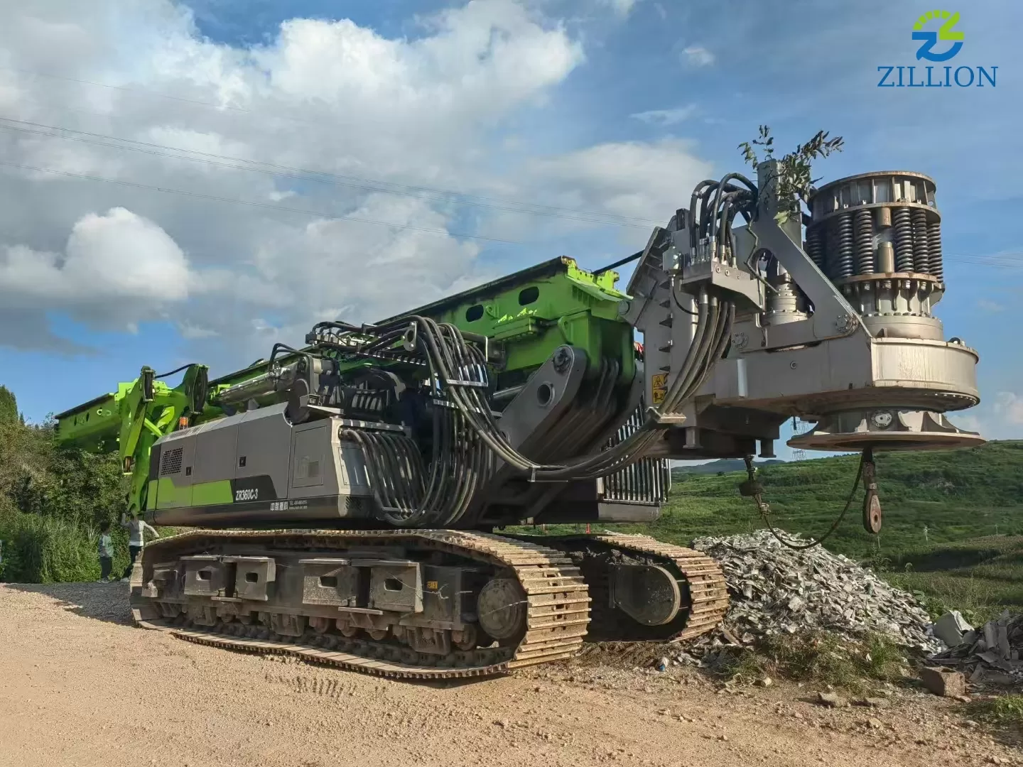 a jornada de uma plataforma de perfuração de profundidades da pedreira para fundações de rodovias