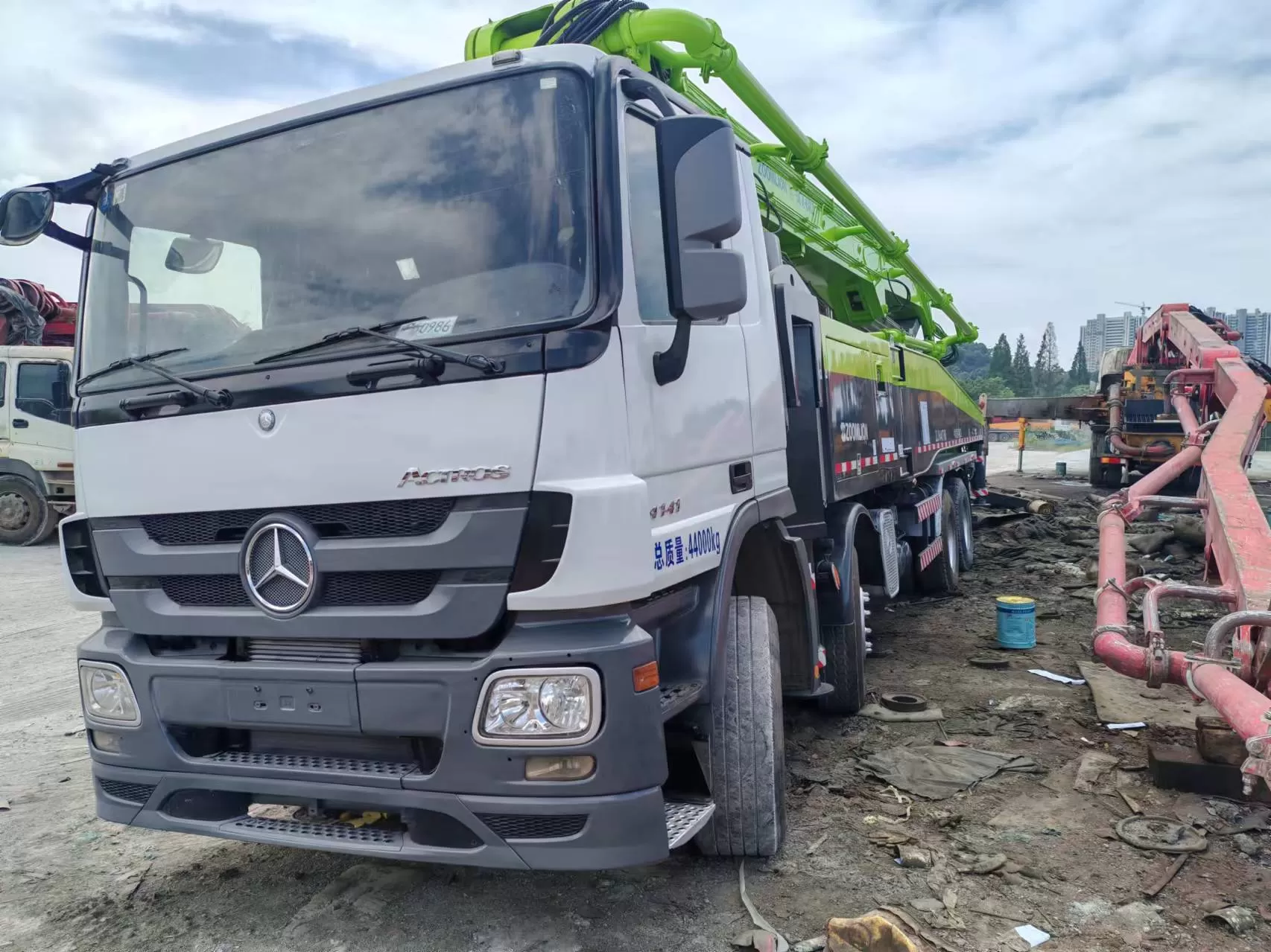 2012 zoomlion 56m boom pump carro com bomba de concreto montado em caminhão no chassi benz