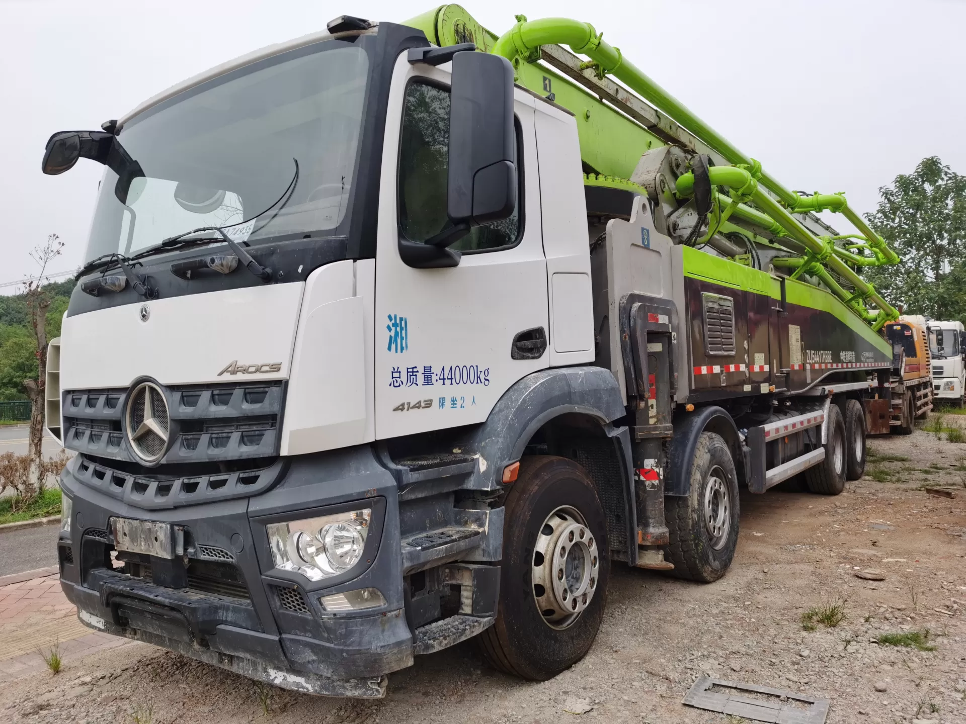 2020 zoomlion boom pump 63m carro com bomba de concreto montado em caminhão no chassi benz