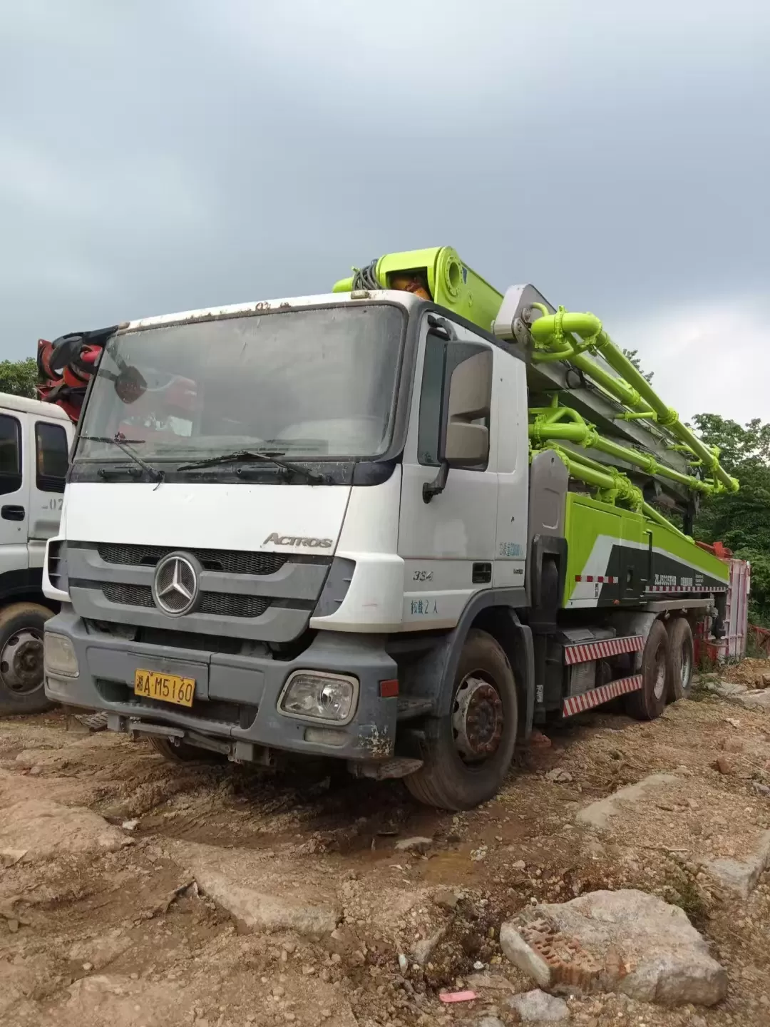 2013 zoomlion boom pump 47m carro com bomba de concreto montado em caminhão no chassi benz