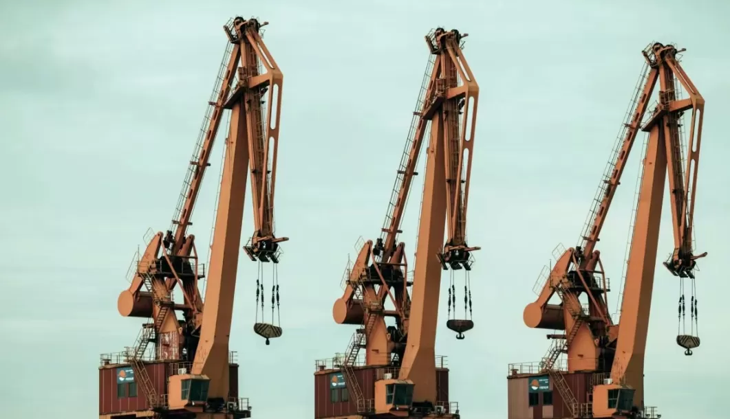 Lista de verificação dos importadores: limites portuários globais para descarga de máquinas pesadas