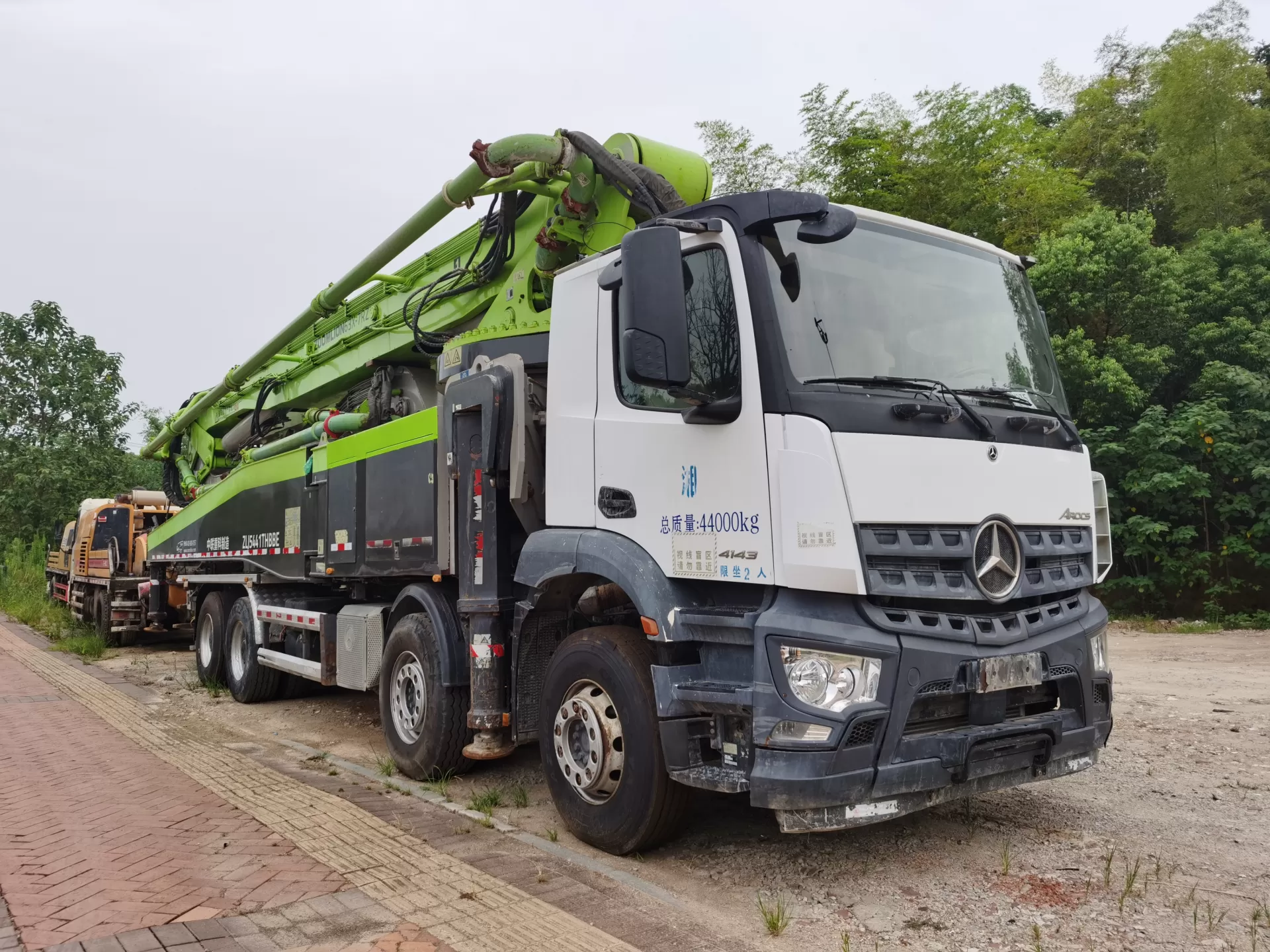 2020 zoomlion boom pump 63m carro com bomba de concreto montado em caminhão no chassi benz