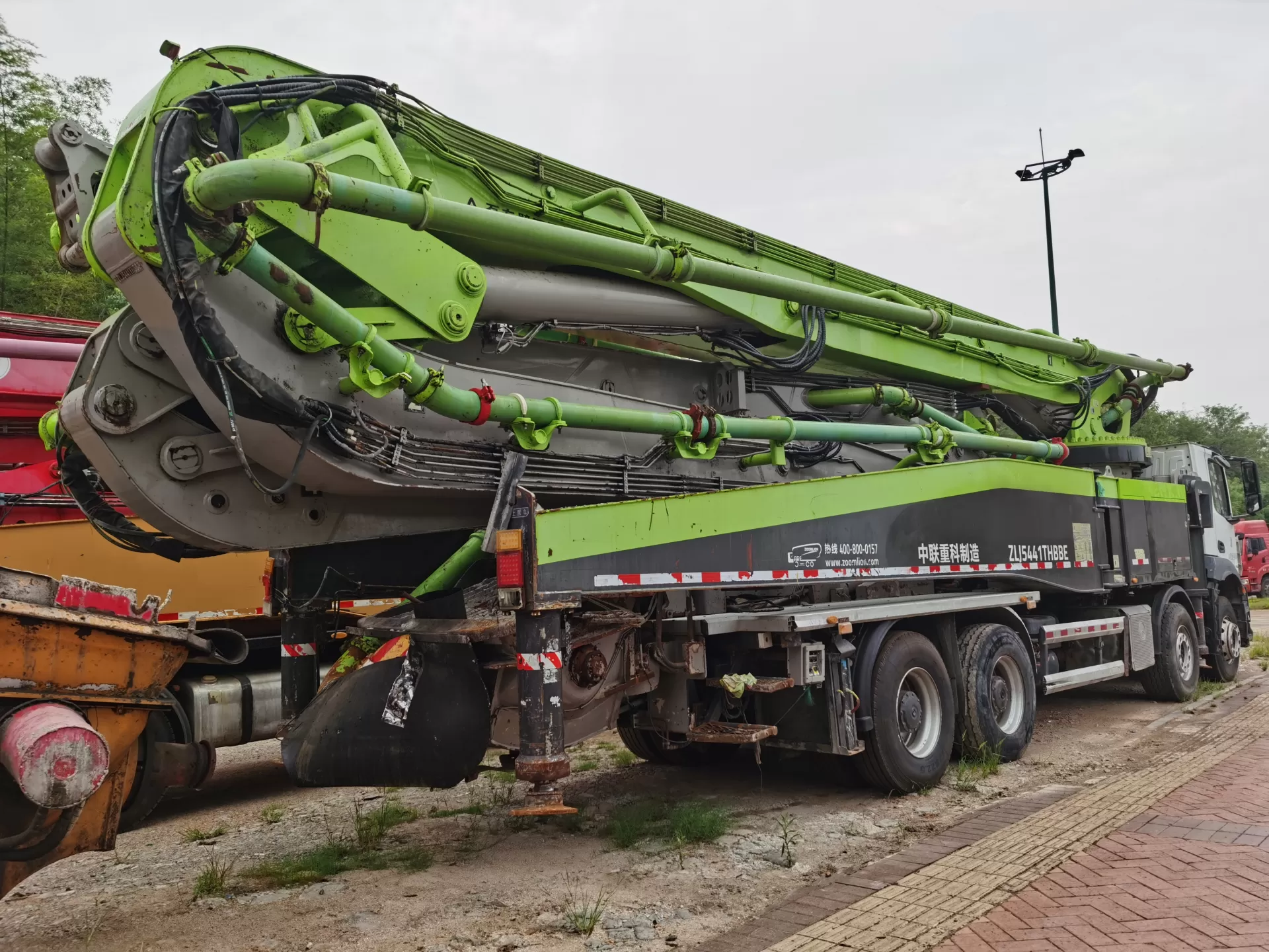 2020 zoomlion boom pump 63m carro com bomba de concreto montado em caminhão no chassi benz