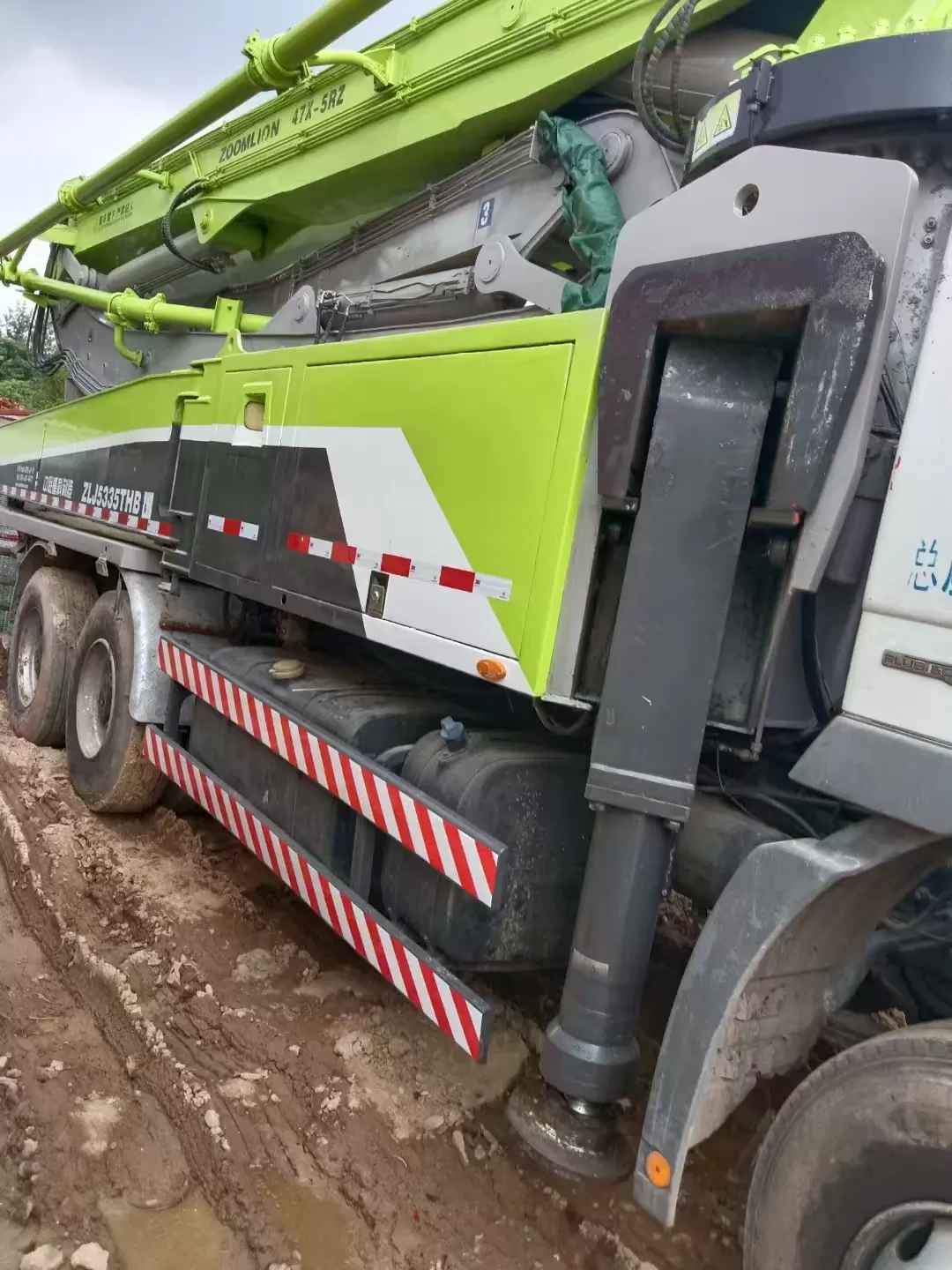 2013 zoomlion boom pump 47m carro com bomba de concreto montado em caminhão no chassi benz