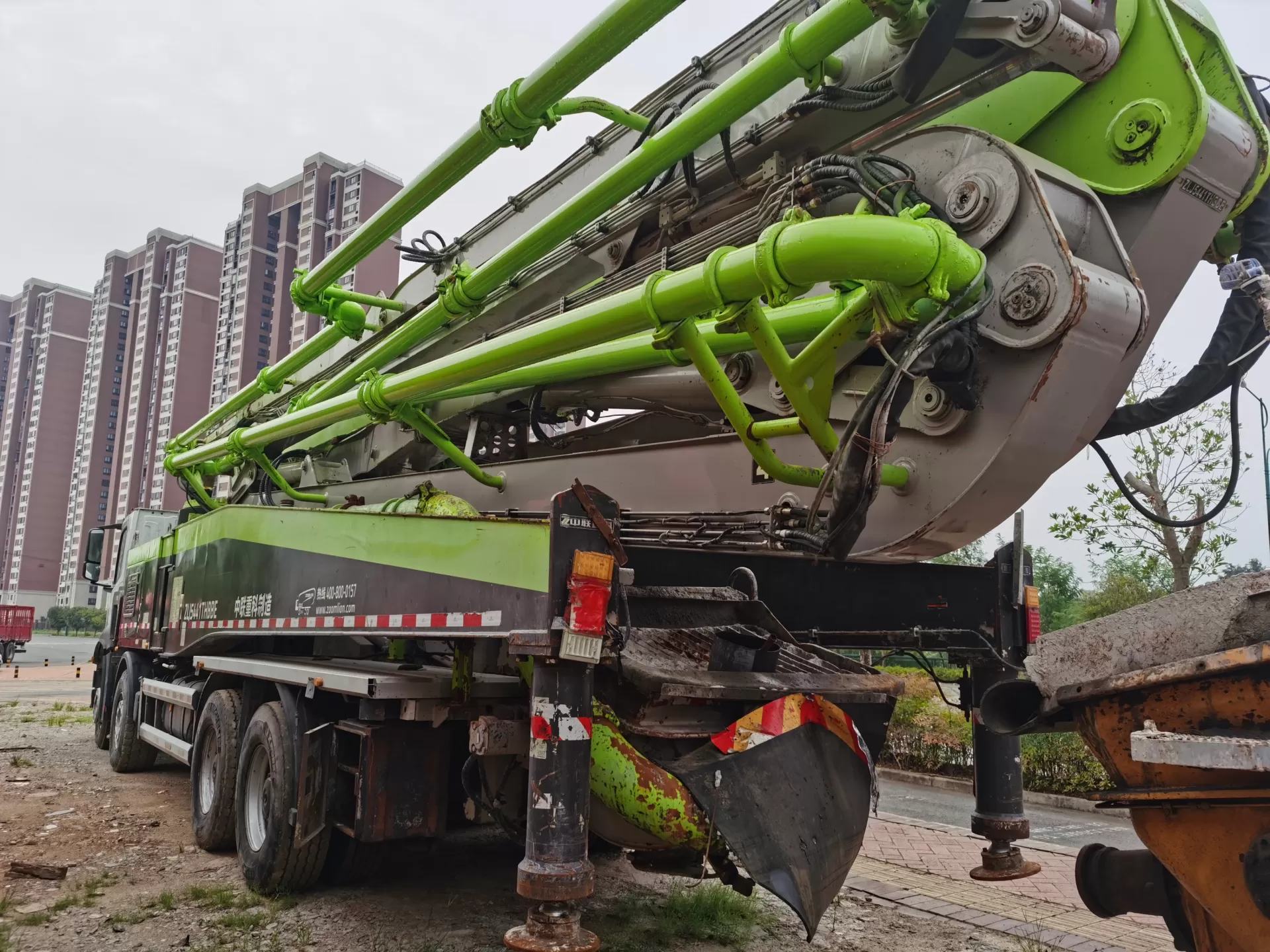 2020 zoomlion boom pump 63m carro com bomba de concreto montado em caminhão no chassi benz