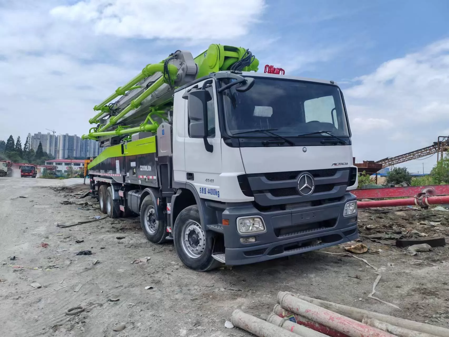 2012 zoomlion 56m boom pump carro com bomba de concreto montado em caminhão no chassi benz